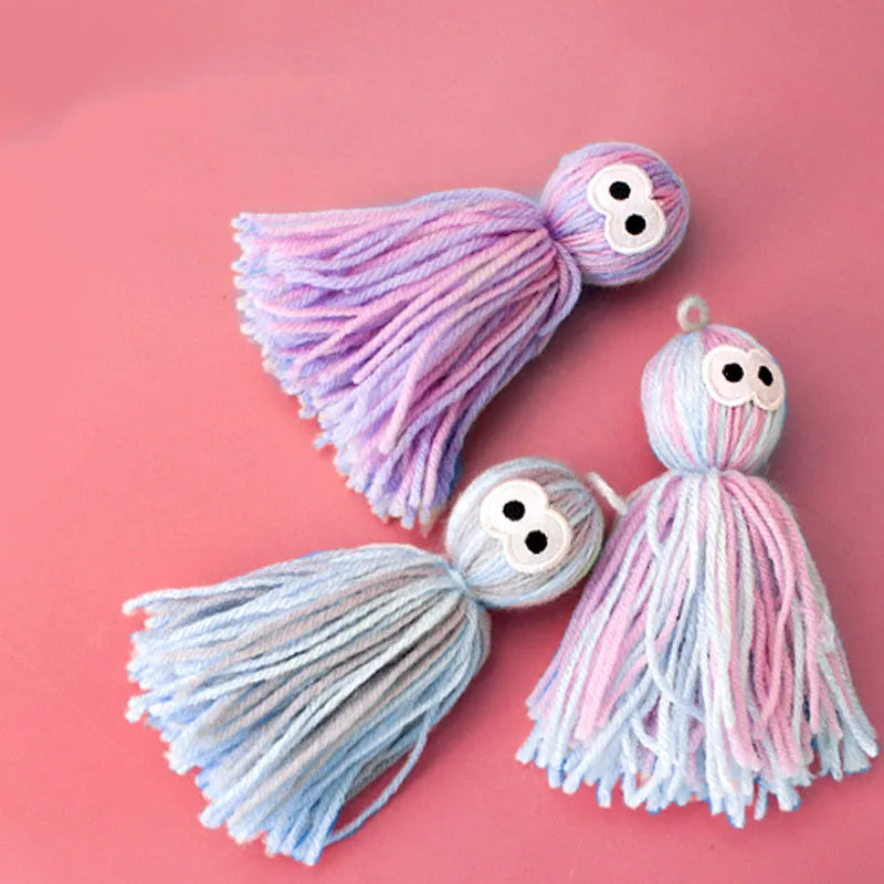 Bite-resistant wool cat ball toy with hanging attachment in blue grey, pink and blue, or pink purple colours
