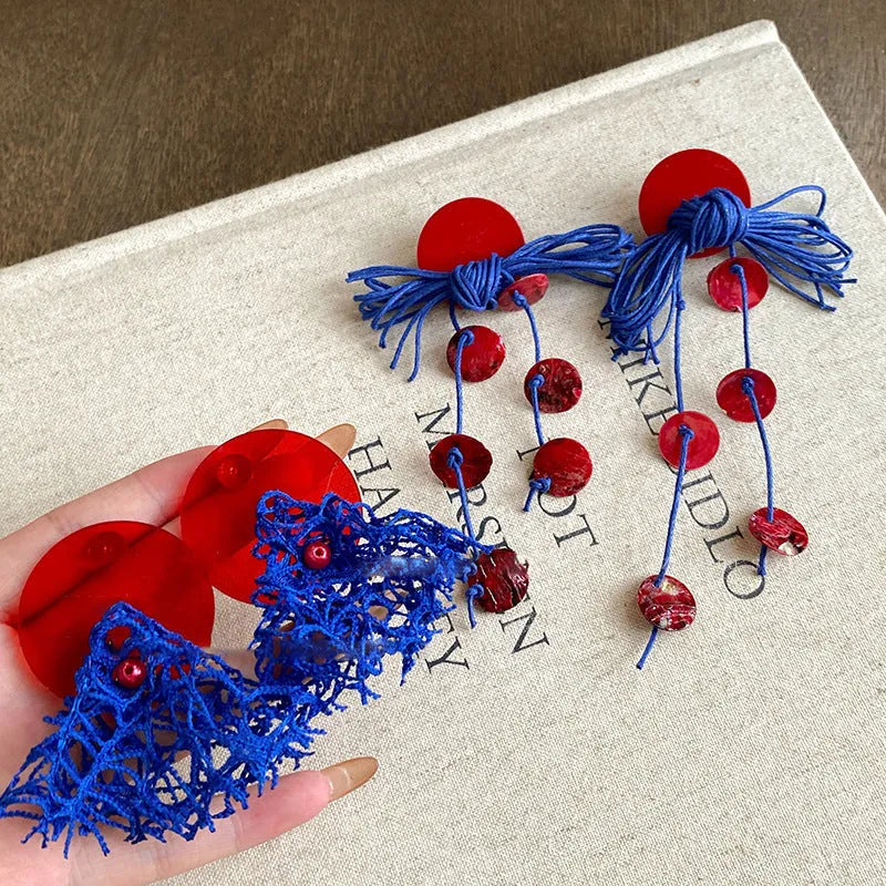 Women's geometric cloth earrings with round elements and silver needle-blue resin flower colour design