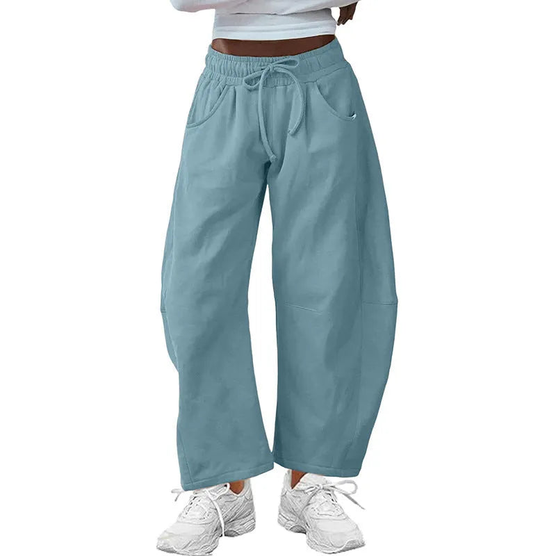 Loose cropped sweatpants with elastic drawstring waist and side pockets in cotton fabric