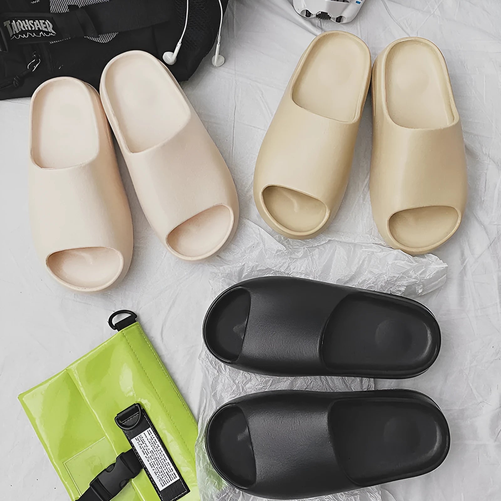 Women's thick-sole beach slippers in available colours with EVA injection moulded construction