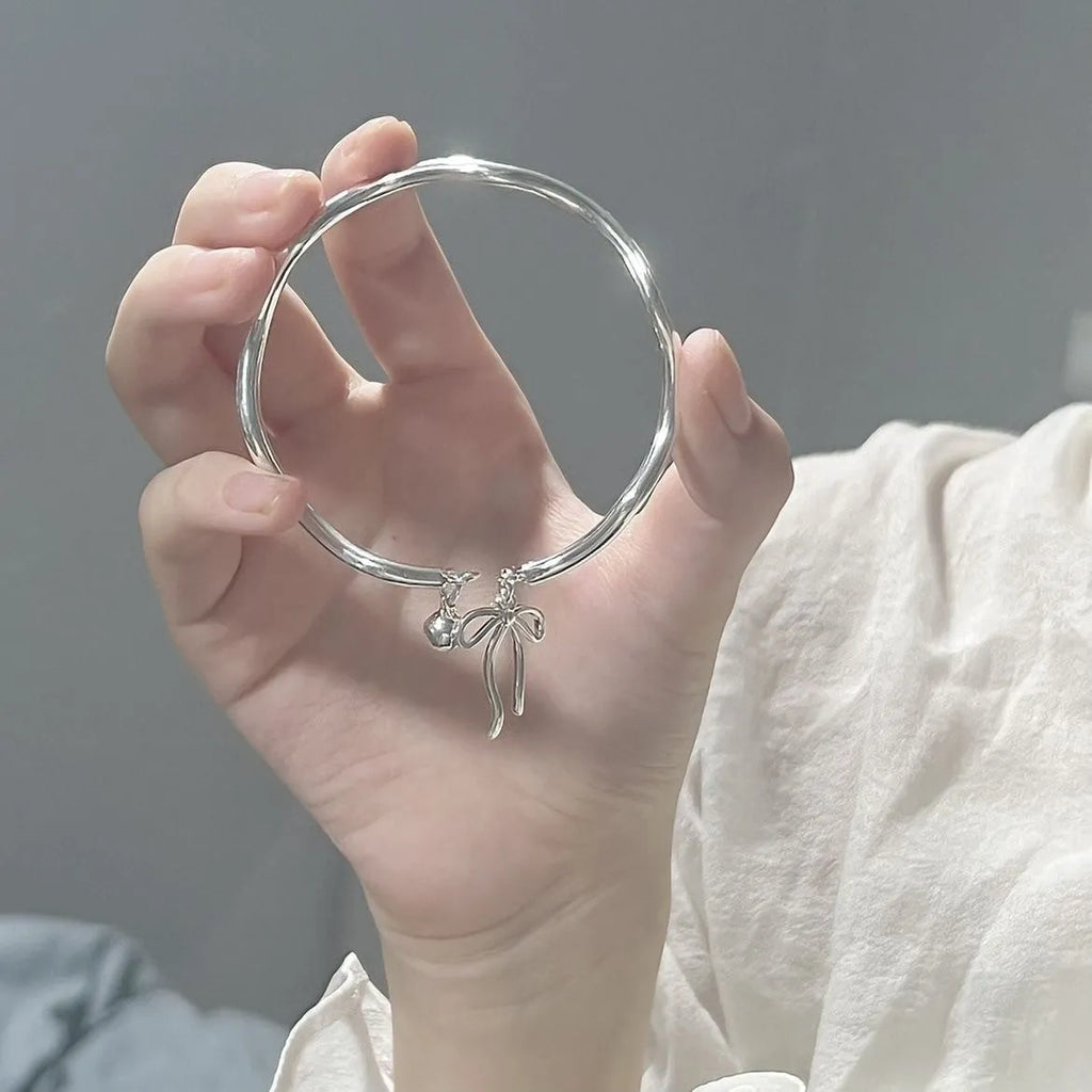 Silver bow-shaped adjustable bracelet made of electroplated zinc alloy with opening band design