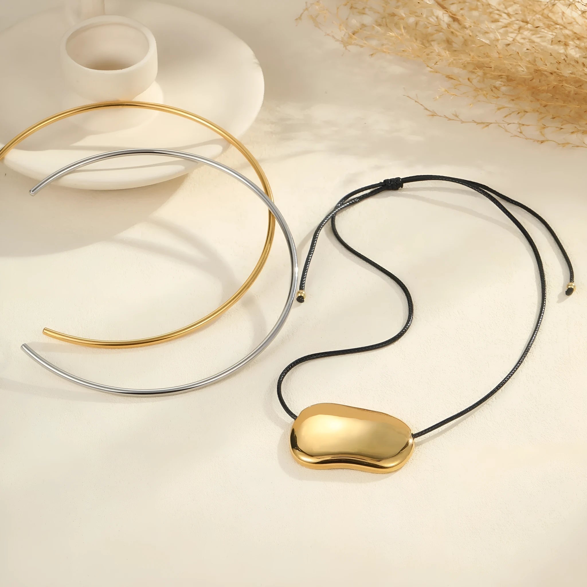 Men's adjustable stainless steel necklace with geometric pendant in gold or silver finish