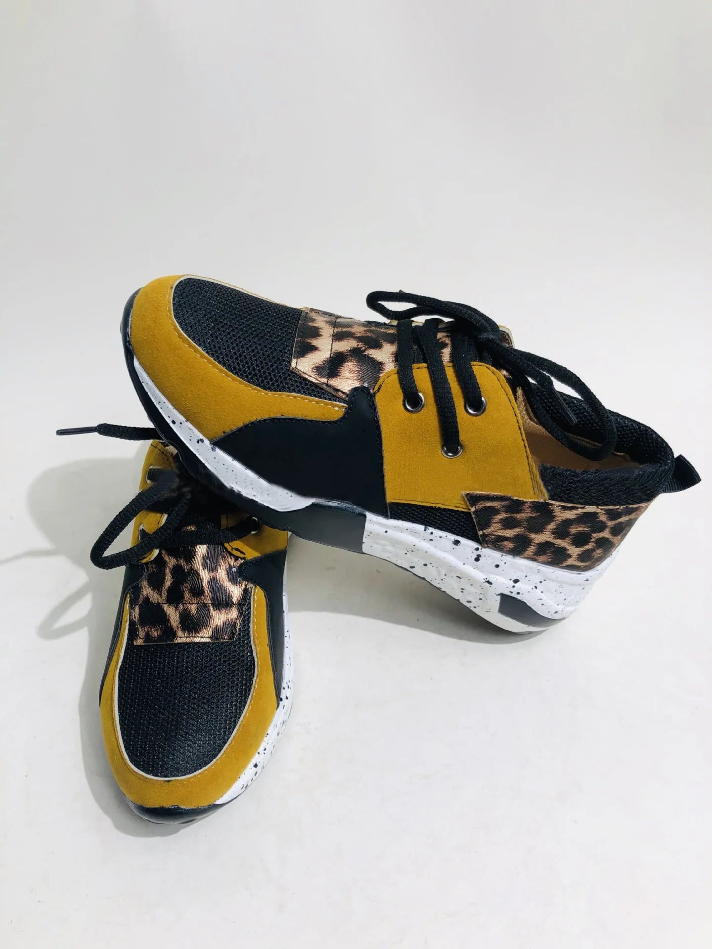 Women's casual flat sneakers with wedge heel in suede upper, available in multiple pattern options