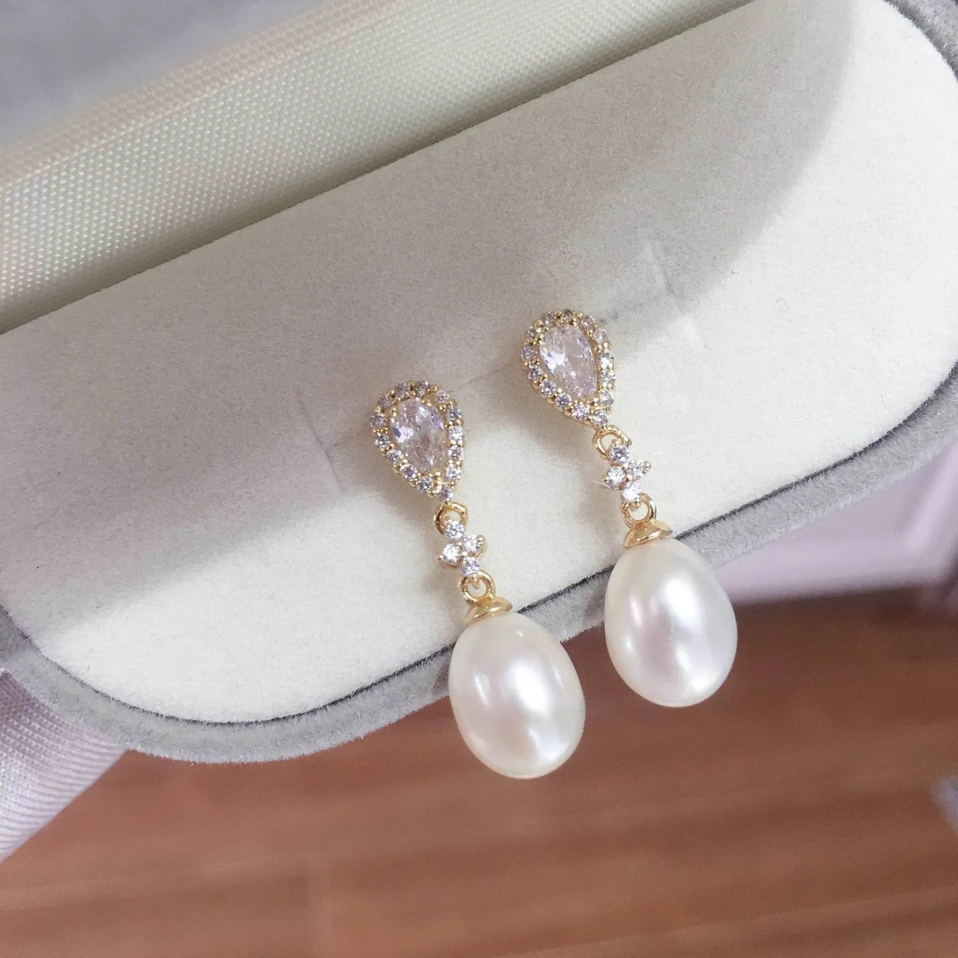 Gold alloy ear studs with micro-inlaid zircon and artificial gemstone in flat circle shape