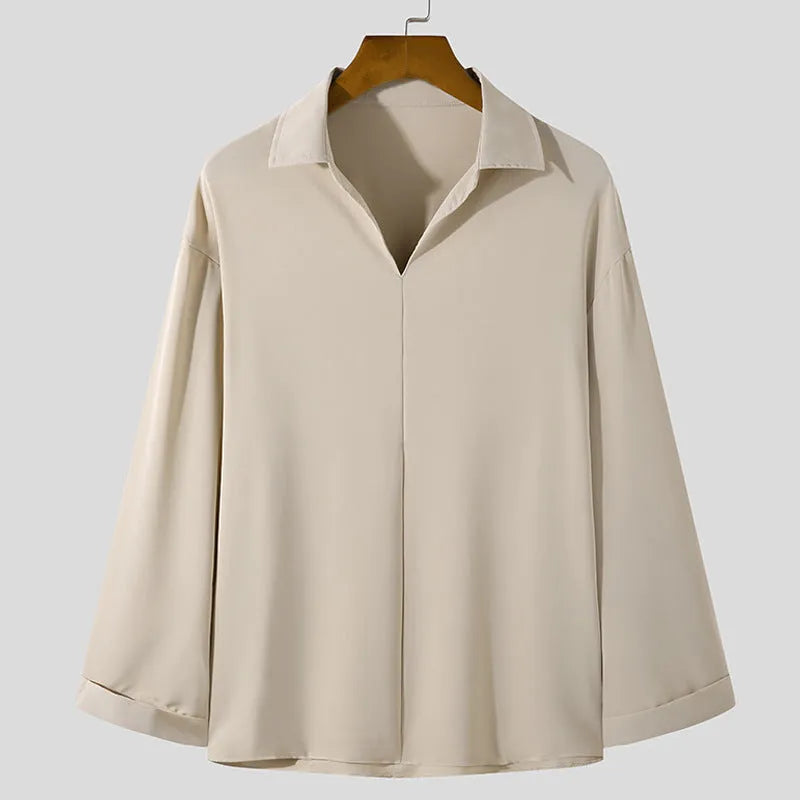 Man wearing a loose lapels casual shirt in solid colour with long sleeves.