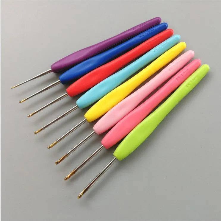 Set of 16 crochet hooks with two handle types in a black PU storage pouch.