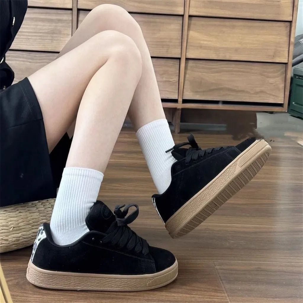 Black retro low-top sneakers with round toe and English muffin heel on waterproof platform