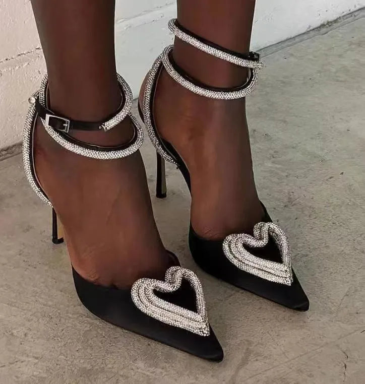 Women's heart-shaped rhinestone sandals with satin pointed toe and adjustable cross-straps in pink colour