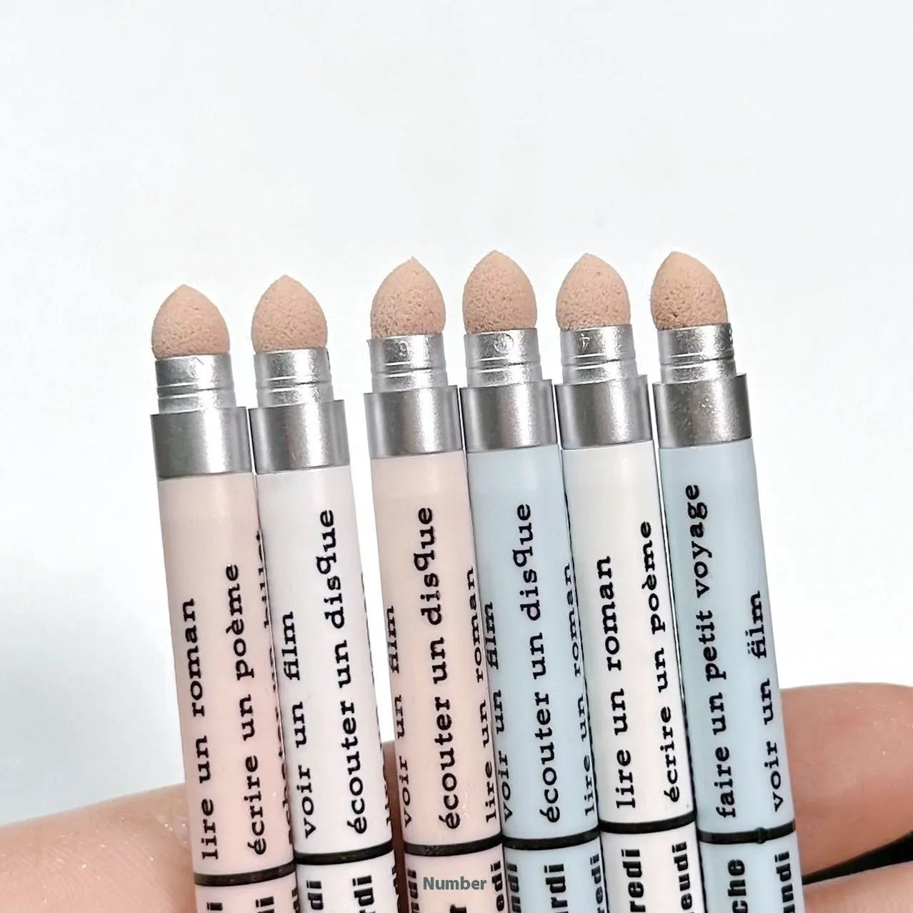 Waterproof non-smudge eye shadow pen in gold and purple shades for highlighting and brightening.