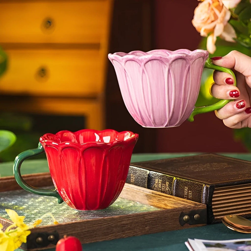 Ceramic breakfast cup with 500ml capacity and pastoral pattern design in red or purple colour