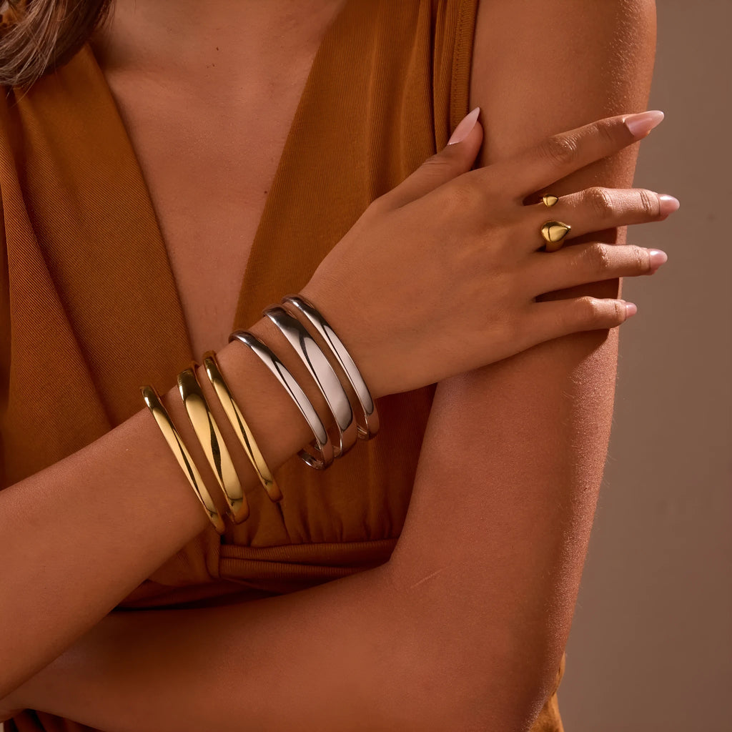 Stainless steel geometric opening bracelet with 18K electroplating in gold or steel colour
