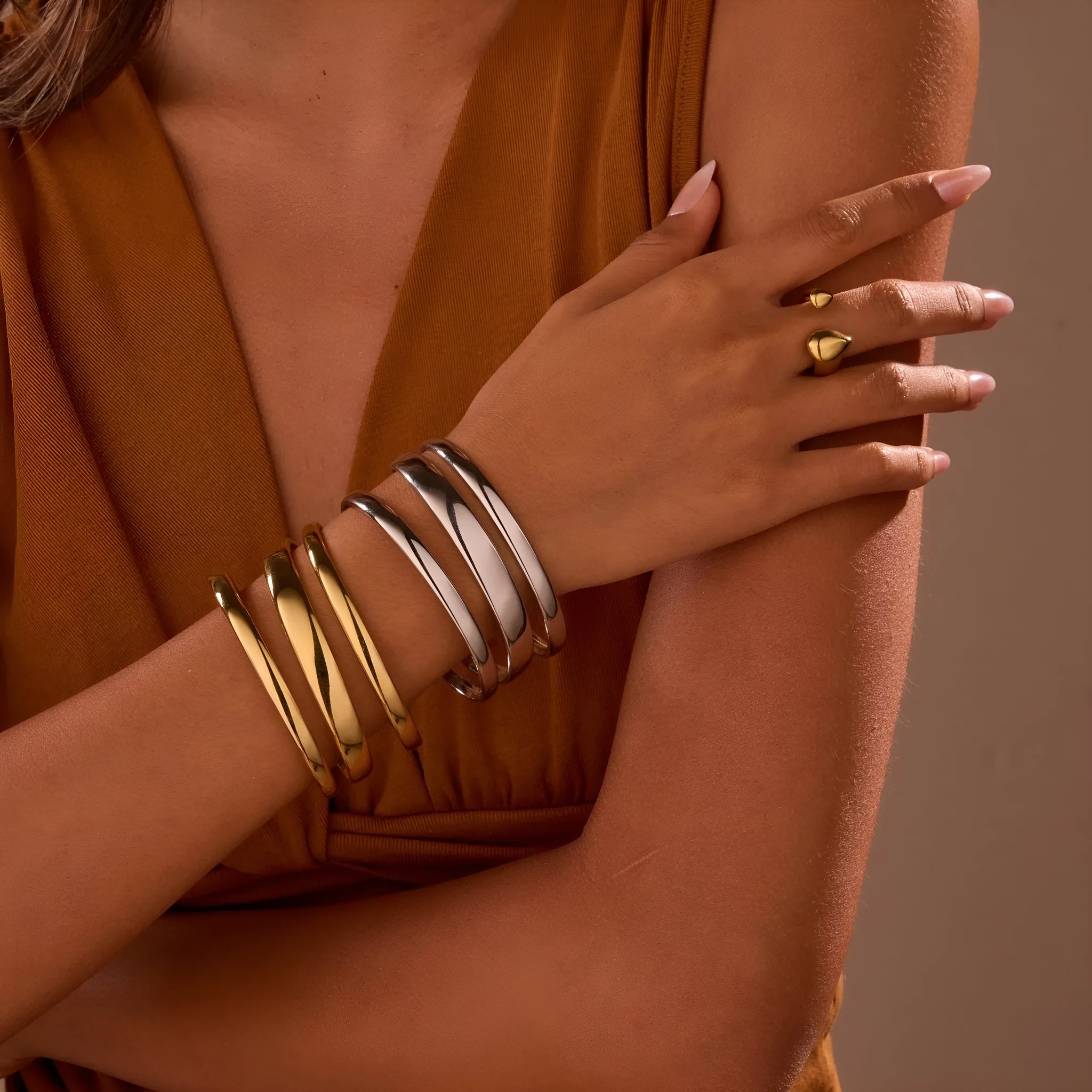 Stainless steel geometric opening bracelet with 18K electroplating in gold or steel colour