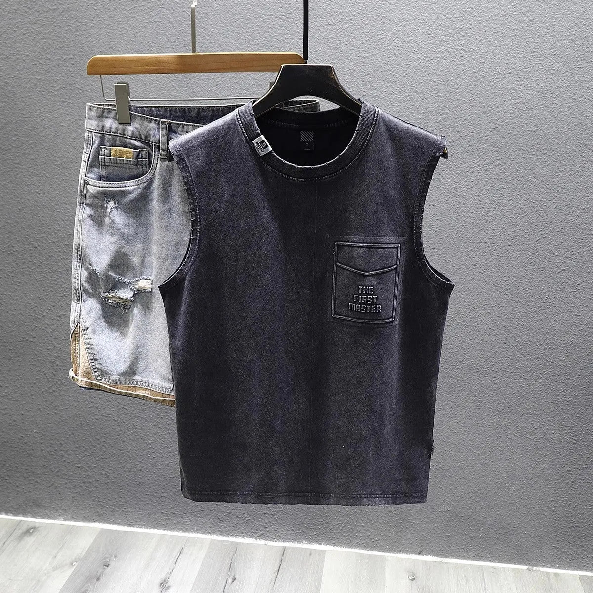 Solid colour sleeveless cotton fitness t-shirt in loose fit with straight hem design