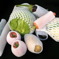 White foam and elastic net protective case for fruits, shown with size options for apples and pears.