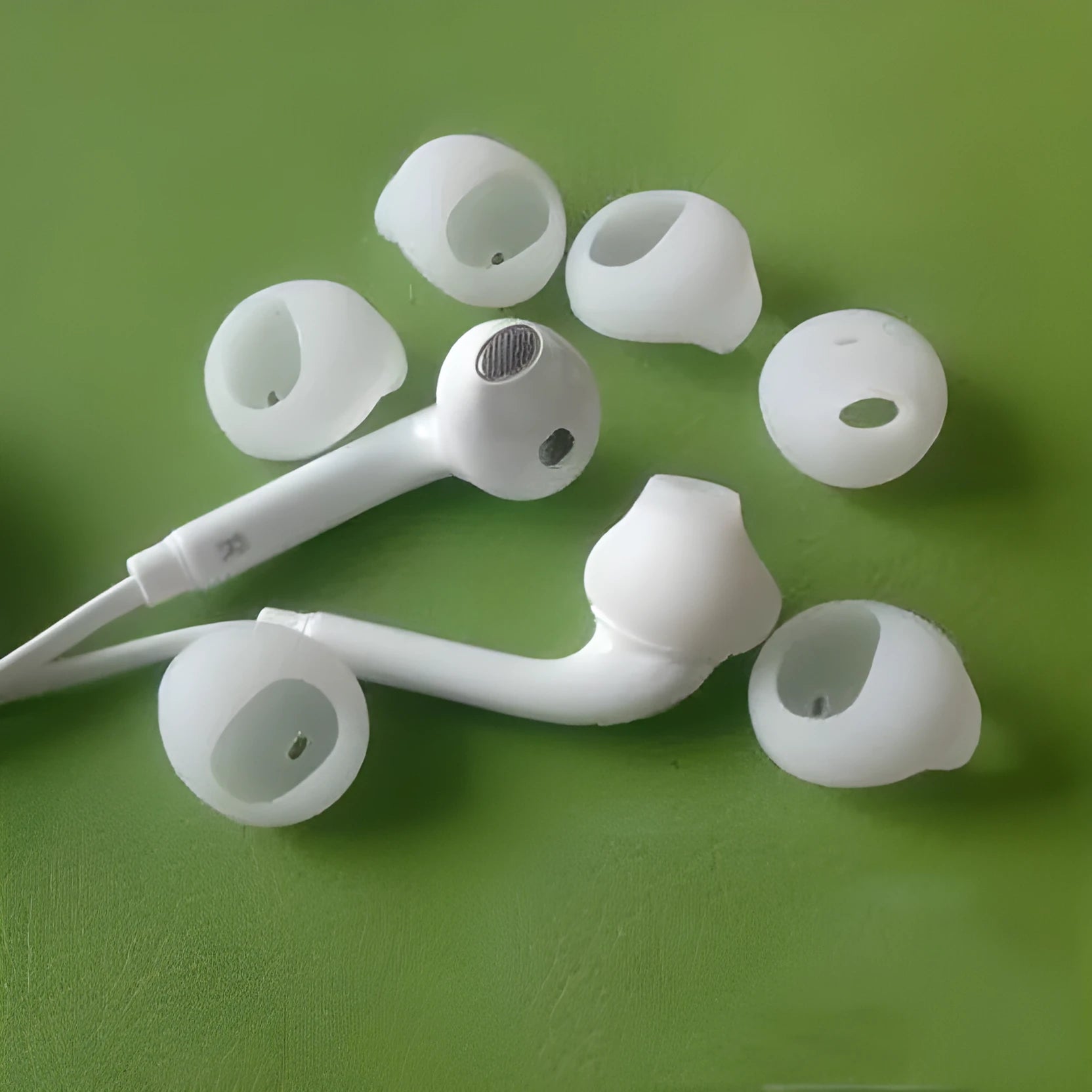 Black and white silicone protective sleeves for Samsung Galaxy S6 Edge G9200 G9250 G920A in-ear headphones.