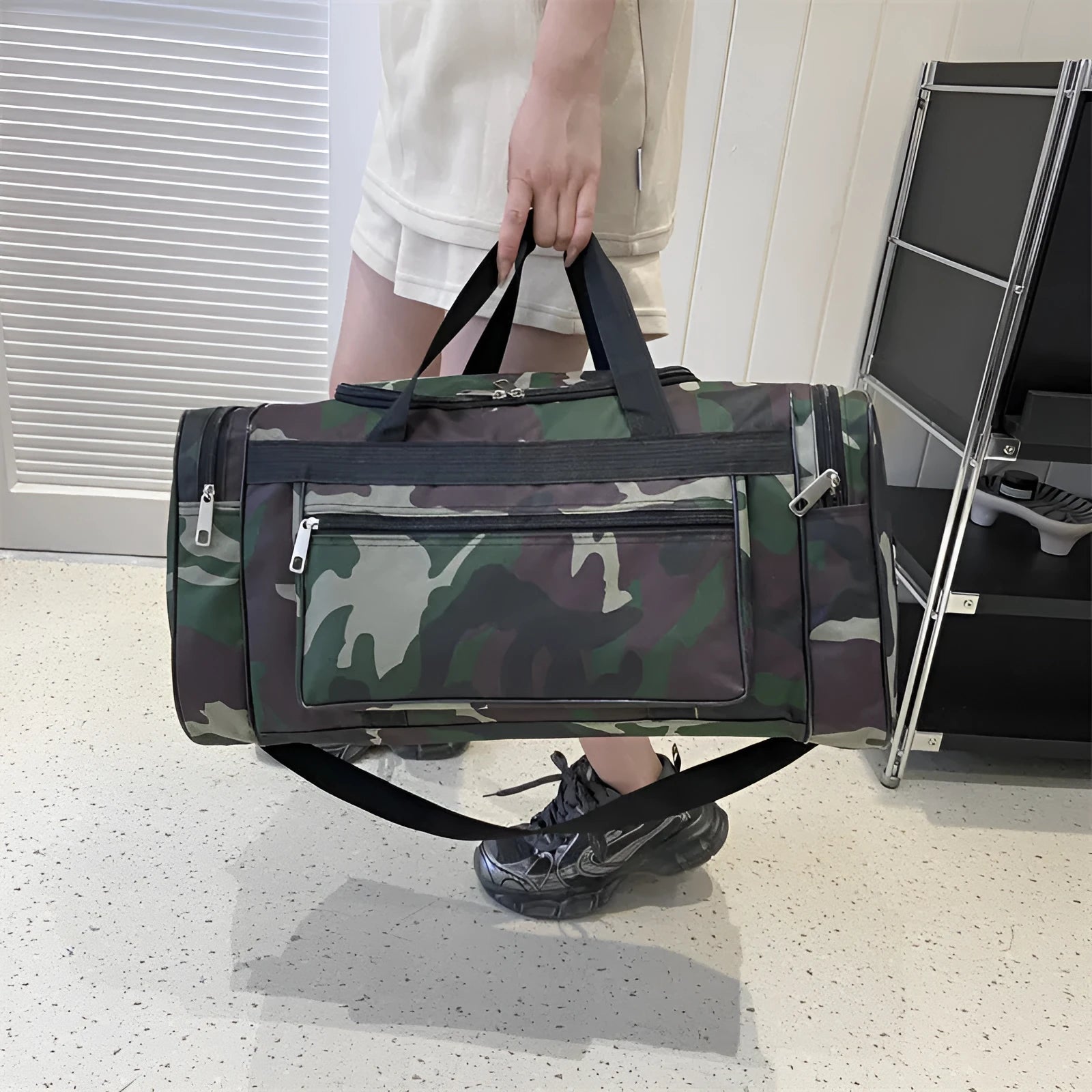 Green camouflage waterproof luggage bag with 20L capacity and striped polyester lining.