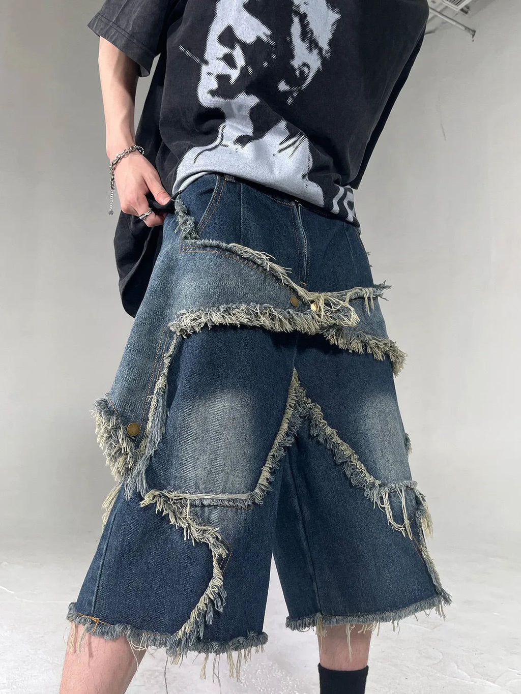 Blue men's retro denim shorts with frayed hem and embroidered five-pointed star, loose fit style