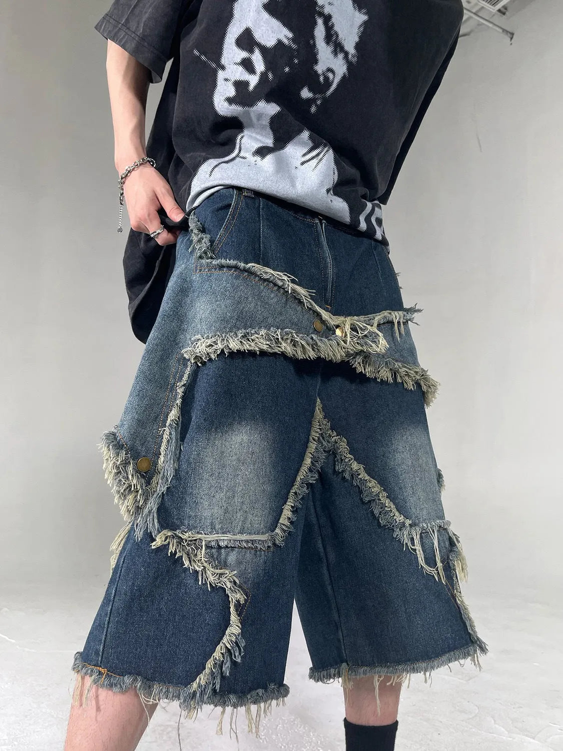 Blue men's retro denim shorts with frayed hem and embroidered five-pointed star, loose fit style