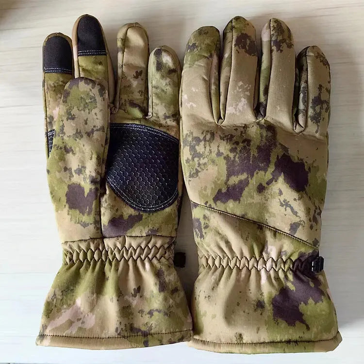 Tactical ski gloves in camouflage colour with non-slip grip and touch screen compatible fingertips