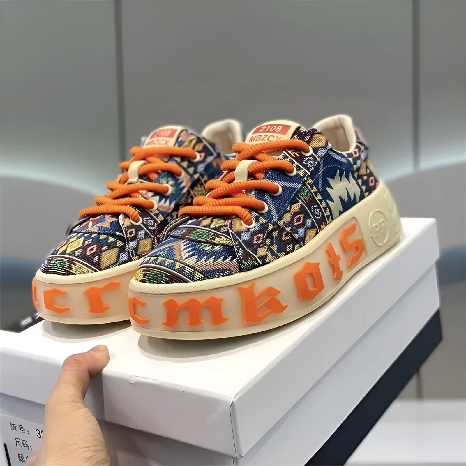Men's low top printed board shoes in blue with cloth upper and rubber sole