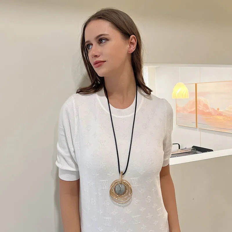 Women's geometric sweater chain necklace with adjustable length and snakeskin wax rope chain in gold colour