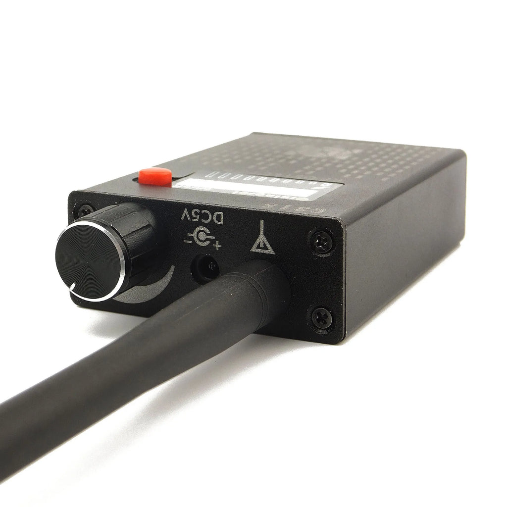 G318 professional anti-theft signal detector showing front view with compact dimensions.