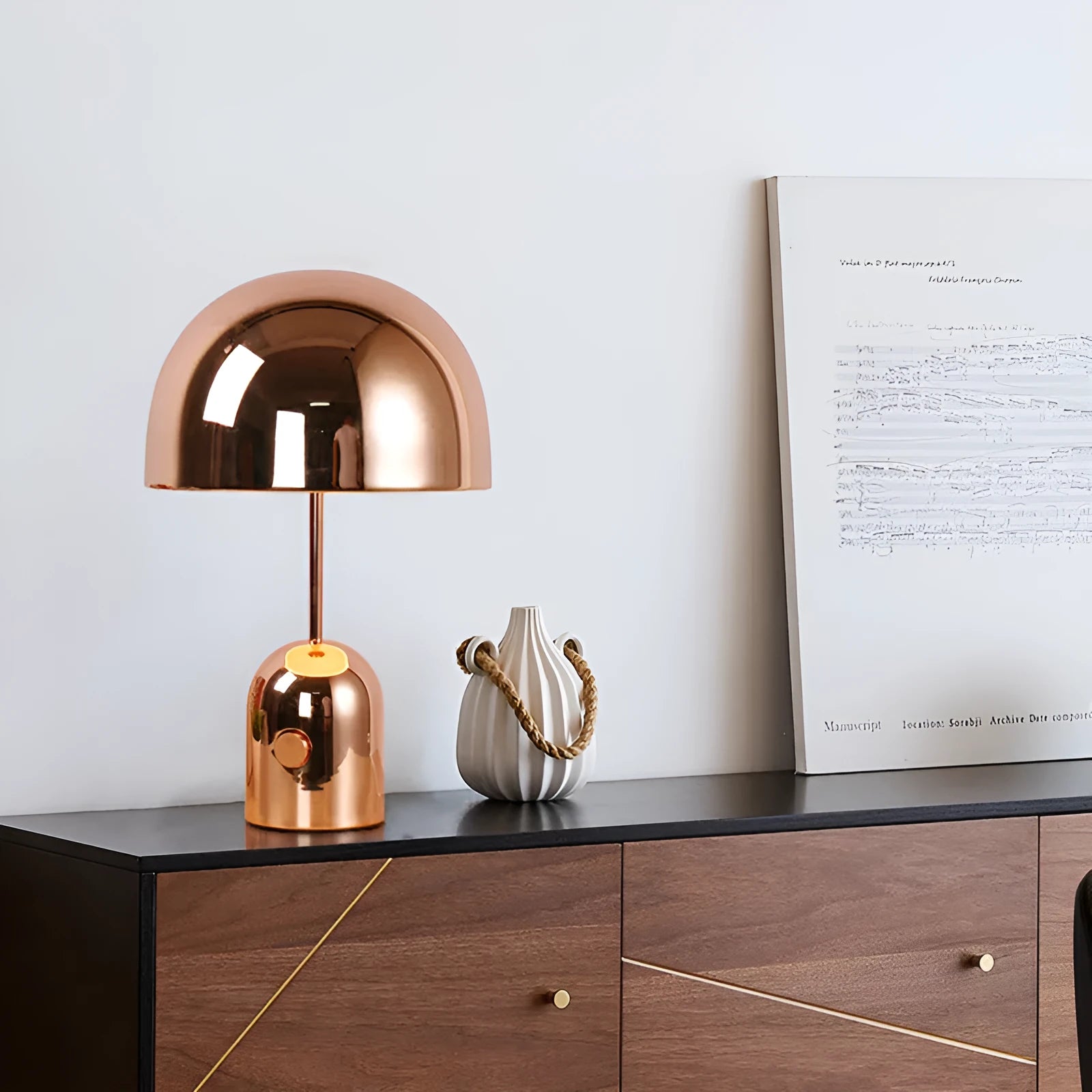 Mushroom-shaped table lamp with metal base in rose gold finish