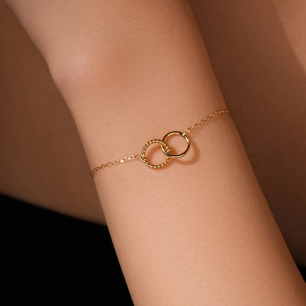 S925 sterling silver interlocking bracelet with round diamond inlay for women in 18K gold finish