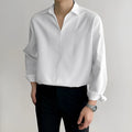 Man wearing a loose lapels casual shirt in solid colour with long sleeves.