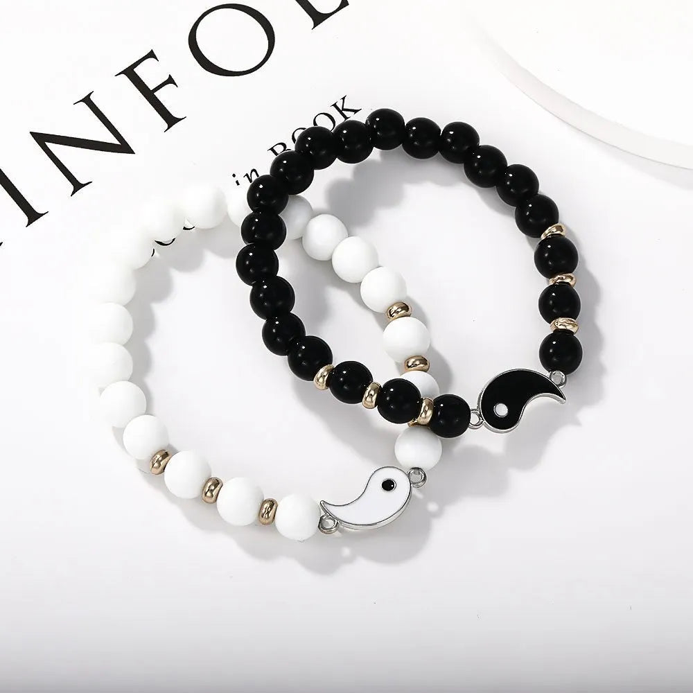 Geometric eight-diagram fashion bracelet in electroplated alloy with unisex design