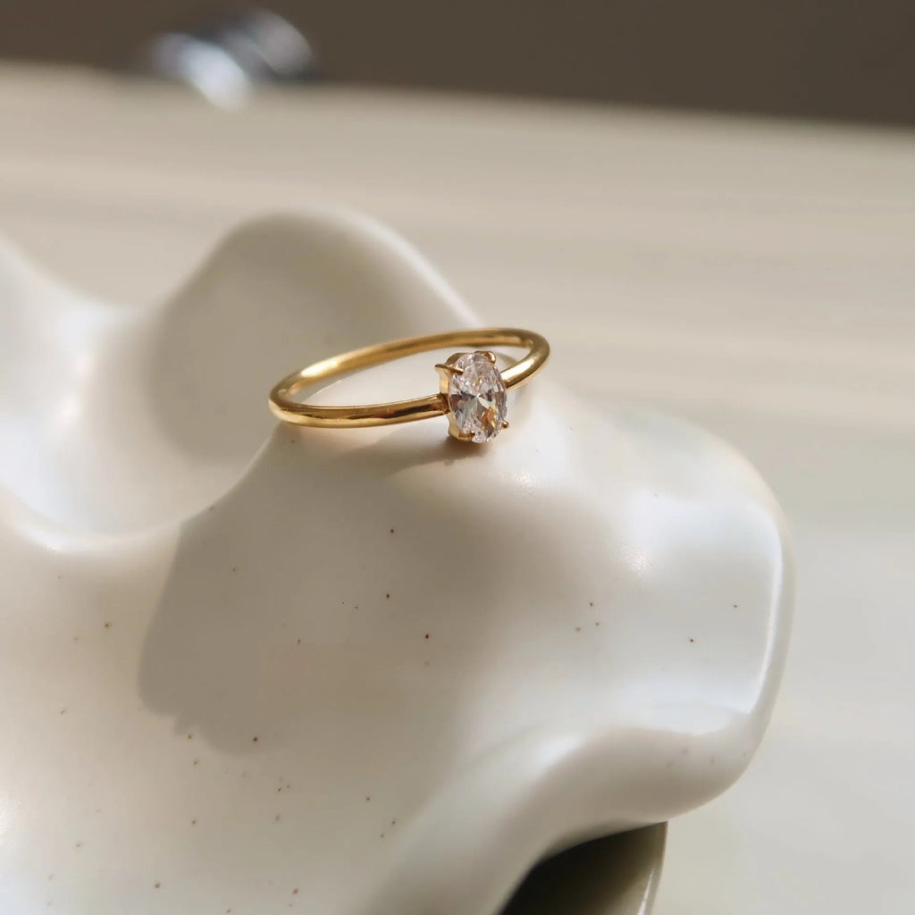 Golden electroplated stainless steel love heart ring for women in sizes 5-8 without pigment transfer
