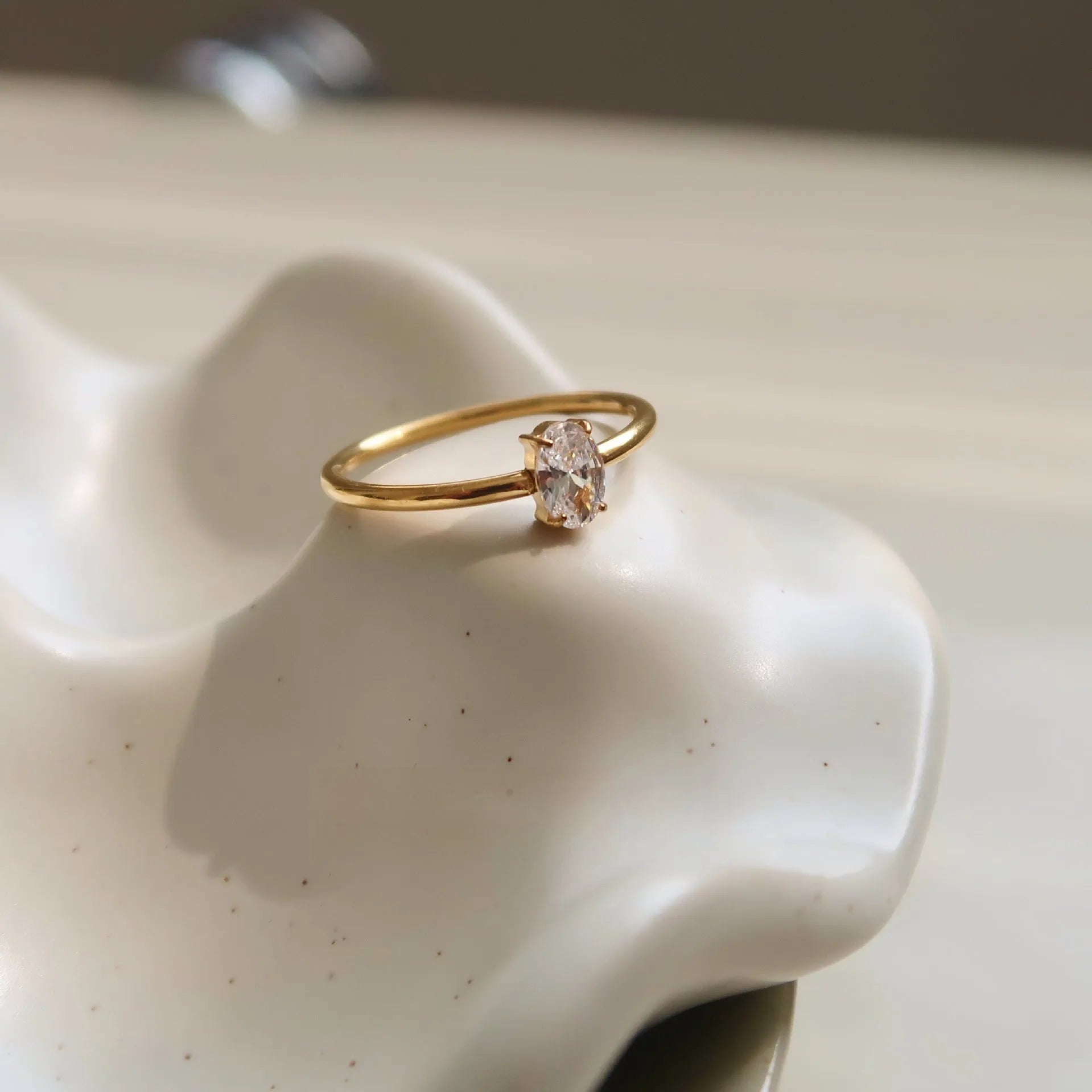 Golden electroplated stainless steel love heart ring for women in sizes 5-8 without pigment transfer