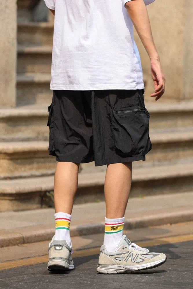 Men's mid-waist cargo shorts in solid green colour made from polyester