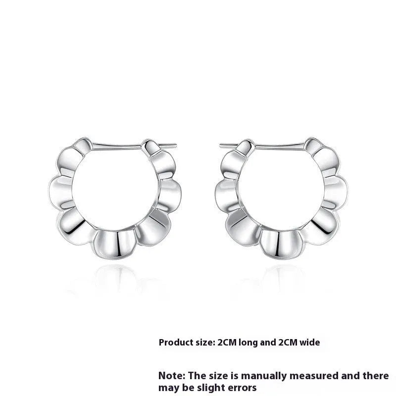 A pair of sterling silver geometric round stud earrings with a retro design and electroplated finish.