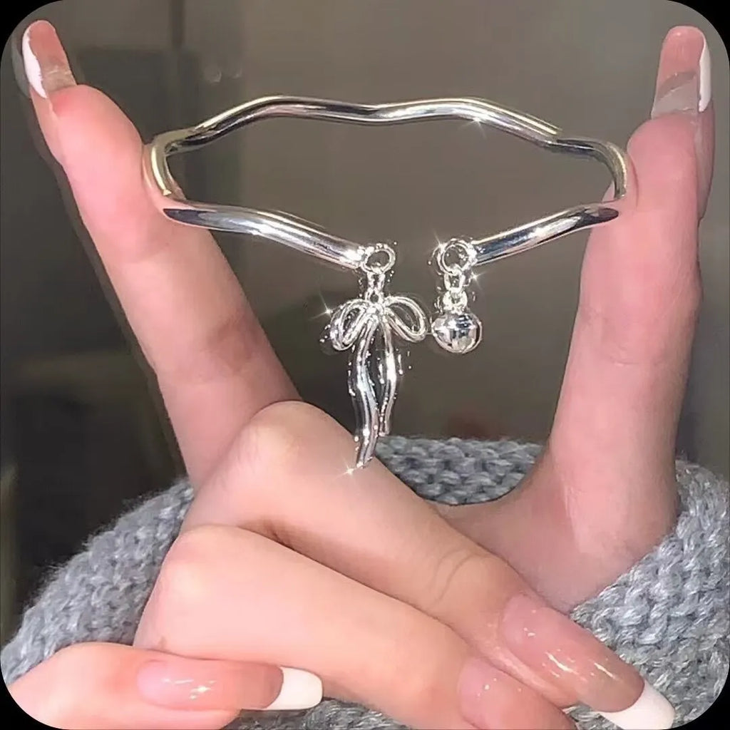 Silver bow-shaped adjustable bracelet made of electroplated zinc alloy with opening band design