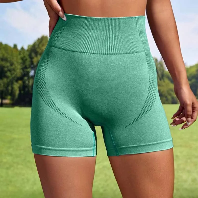 Women's seamless high-waist short leggings in solid colour for gym and yoga