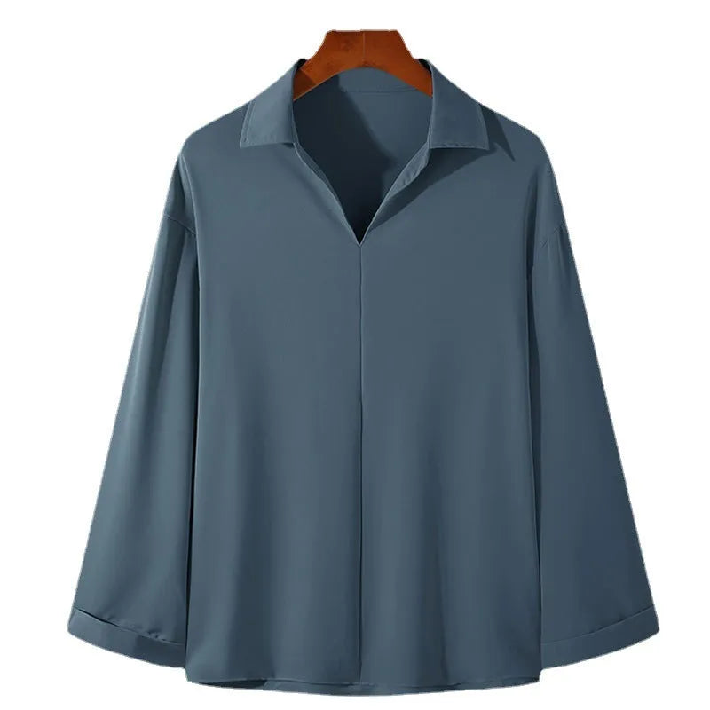 Man wearing a loose lapels casual shirt in solid colour with long sleeves.