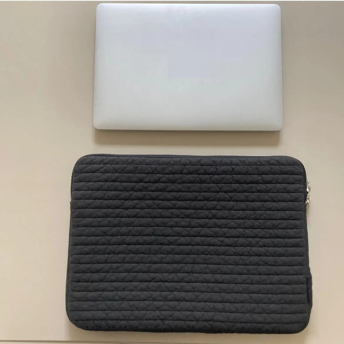 Black and white cotton cloth anti-seismic laptop bag showing tablet sleeve with internal coin pocket