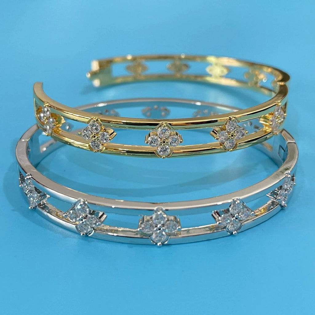 Women's hollow bracelet with four-leaf clover pattern and zircon stones in gold or silver finish