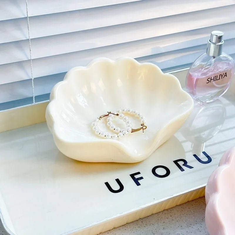 Plastic shell-shaped soap dish in pearl white colour with drainage design for bathroom use