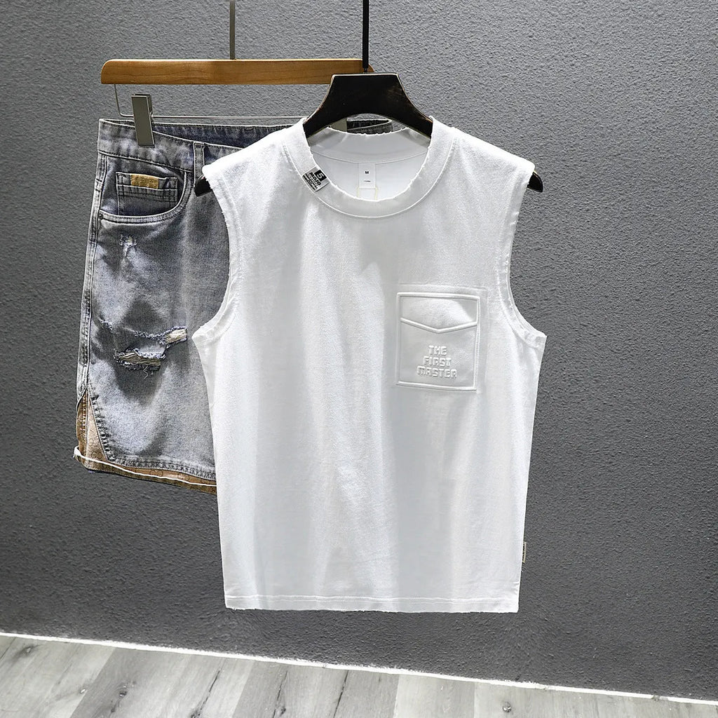 Solid colour sleeveless cotton fitness t-shirt in loose fit with straight hem design