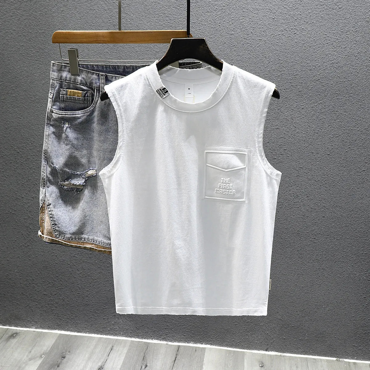 Solid colour sleeveless cotton fitness t-shirt in loose fit with straight hem design