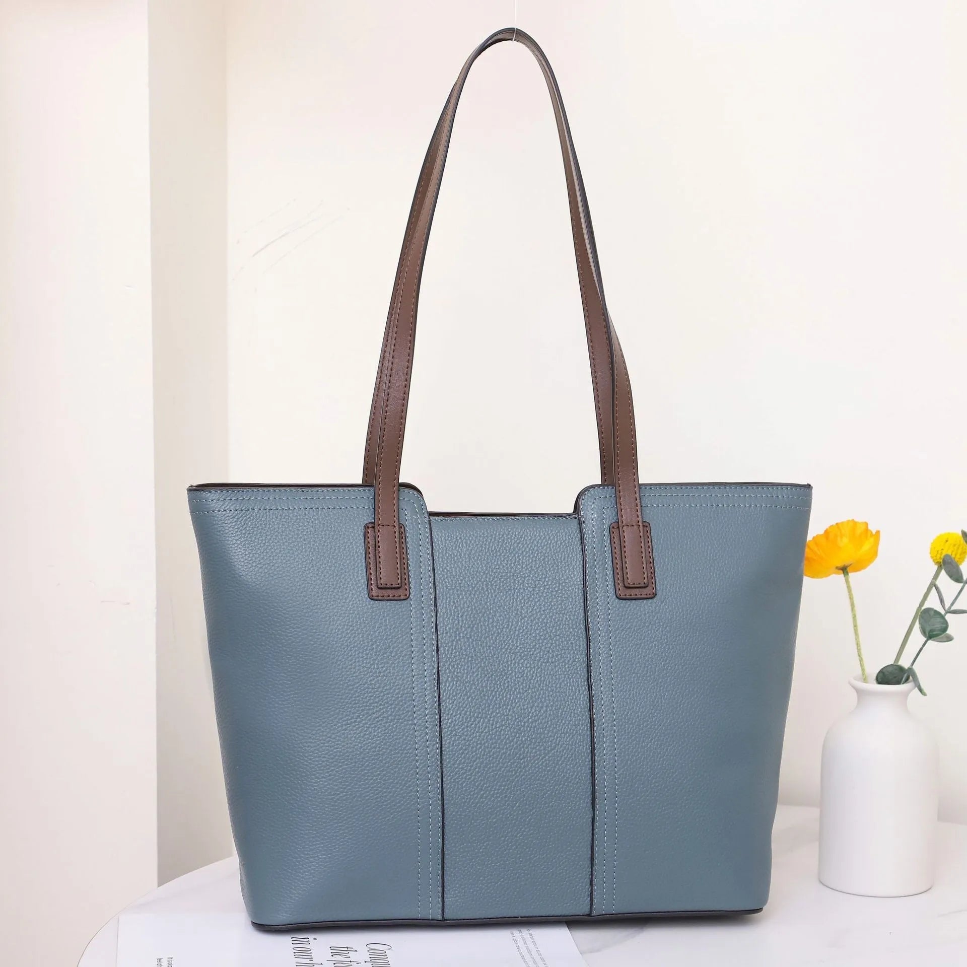 Genuine leather women's commuter shoulder bag in box design with shoulder strap