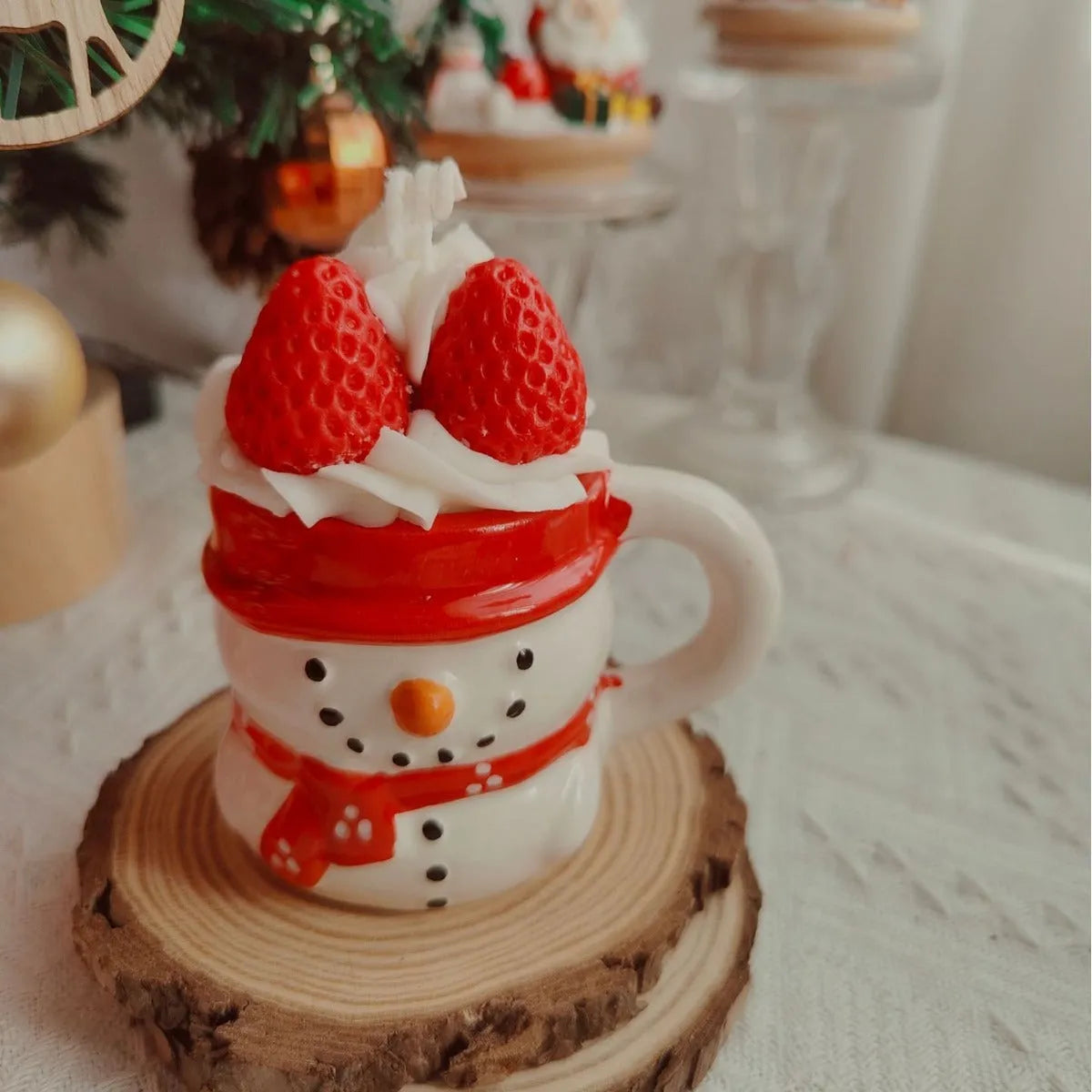 Santa Claus ceramic cup soy wax aromatherapy candle in creative gift box with strawberry Santa design measuring 10x7x10.5cm