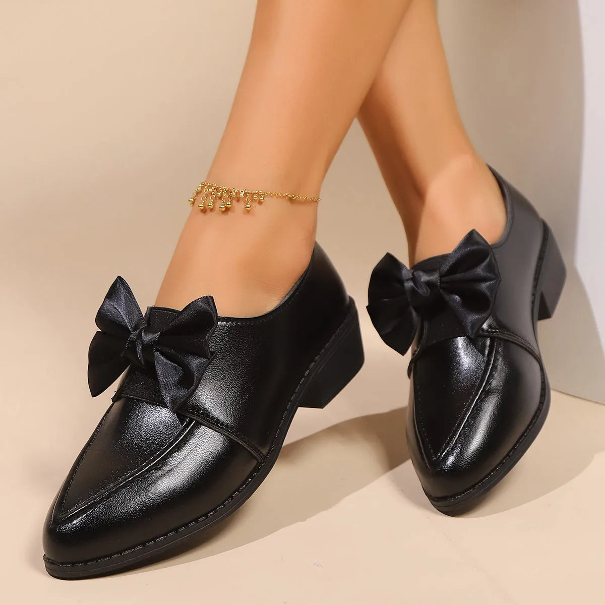Women's flat shoes with a bow on the toe, available in big buckle bow or small bowknot styles.