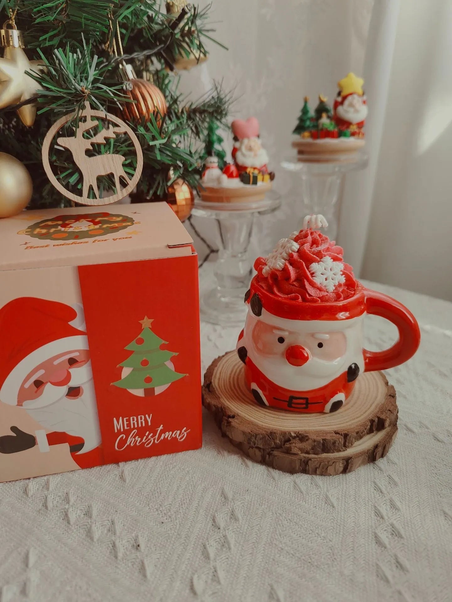 Santa Claus ceramic cup soy wax aromatherapy candle in creative gift box with strawberry Santa design measuring 10x7x10.5cm