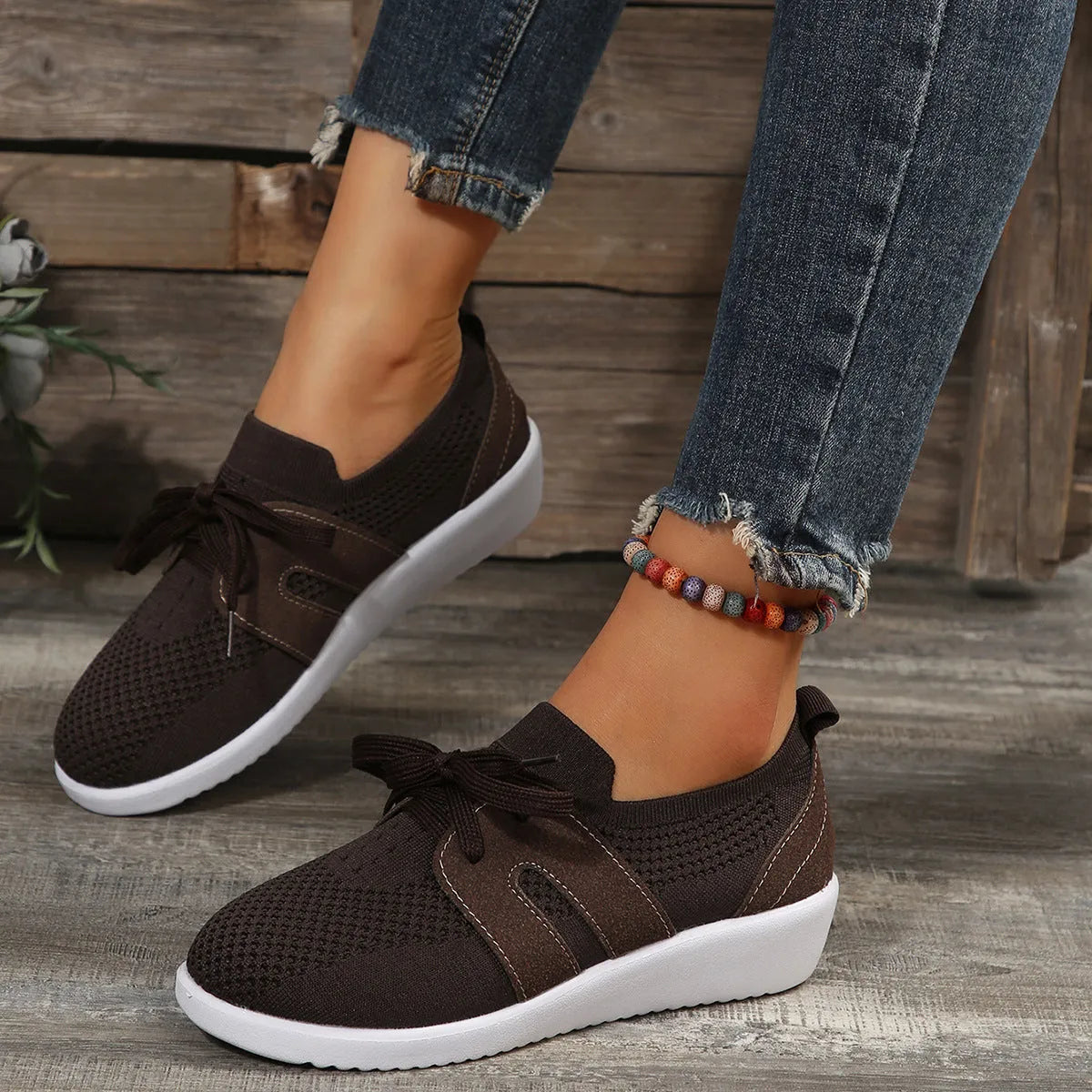 Casual women's sports shoes with mesh lining, rubber sole, front lace-up, low heel, round toe in black