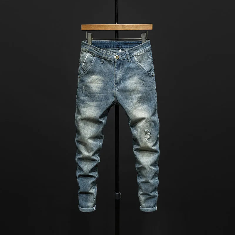 Men's slim-fitting skinny jeans in blue denim with mid-waist cut and standard trousers length