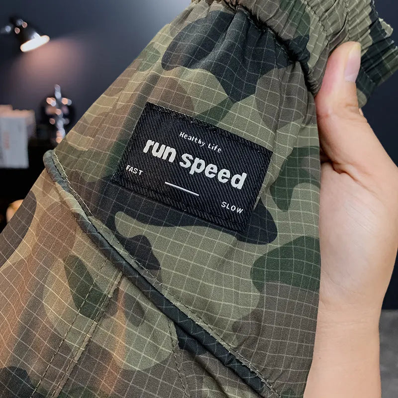 Men's camouflage cargo shorts in loose fit with cargo pockets and cotton blend fabric