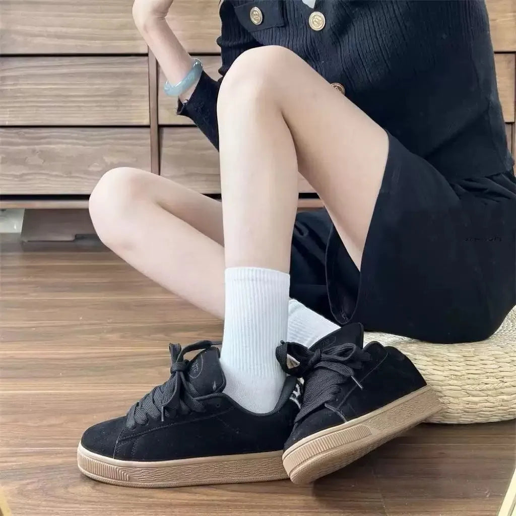Black retro low-top sneakers with round toe and English muffin heel on waterproof platform